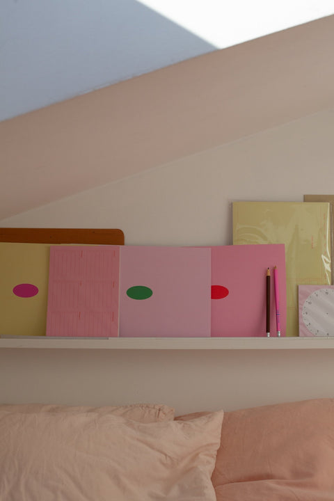 A shelf displaying colorful memo sheets by Fluo in various designs, including one for making mind maps, and a weekly planner.