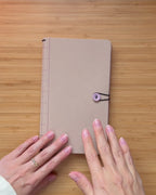 "Travelers Journal" med knapp — Beige & Rosa