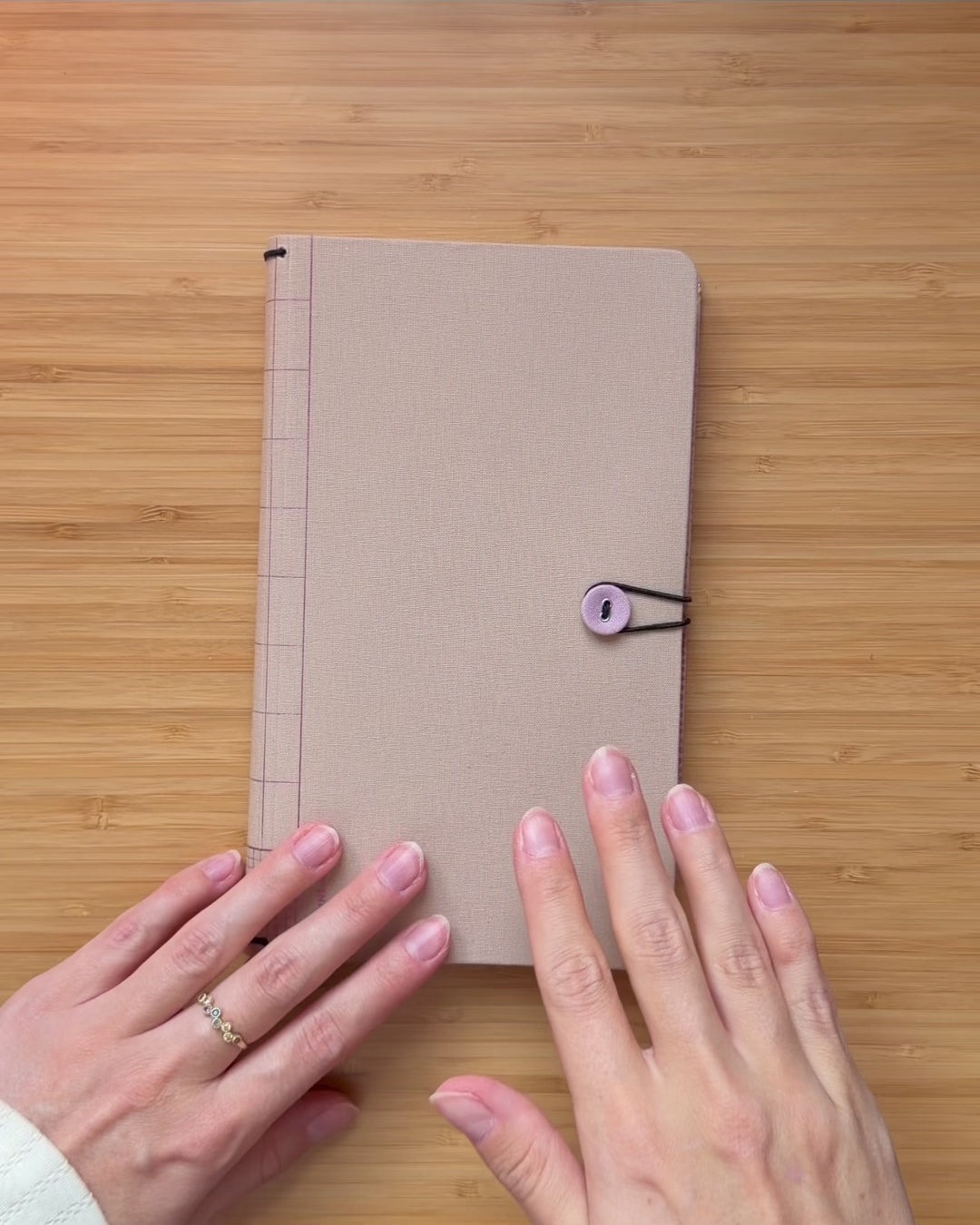 "Travelers Journal" med knapp — Beige & Rosa