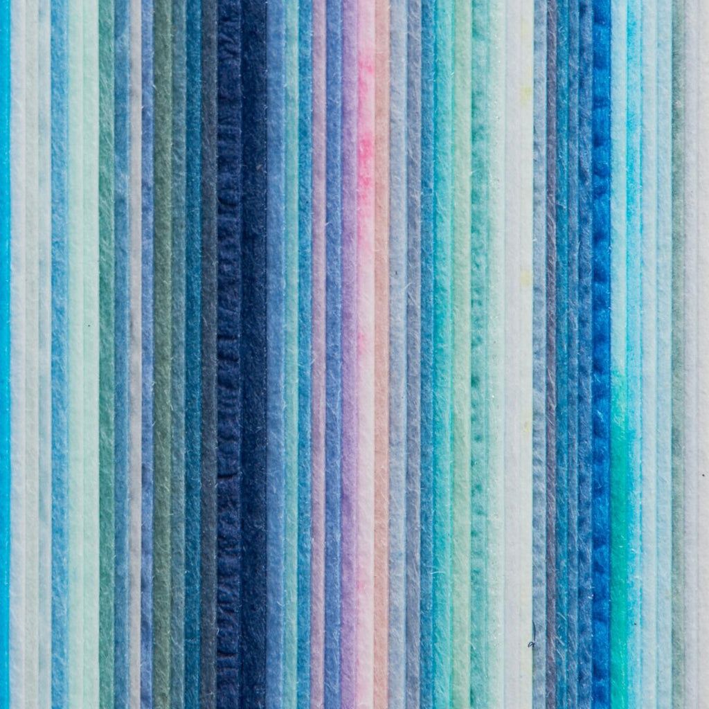 Åpen SIKI Tsuyu skissebok med assorterte blå teksturerte washi-ark